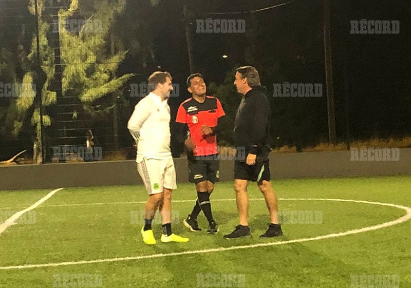 Emilio Azcárraga echando 'cascarita' con sus amigos 