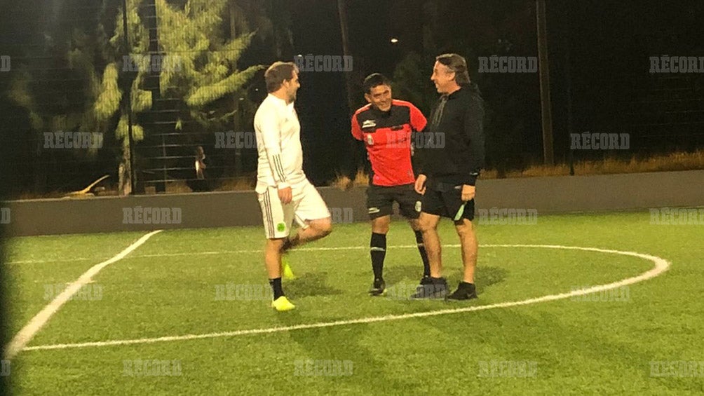 Emilio Azcárraga echando 'cascarita' con sus amigos 