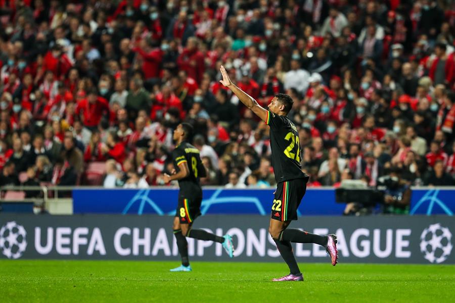 Haller festejando su gol ante el Benfica