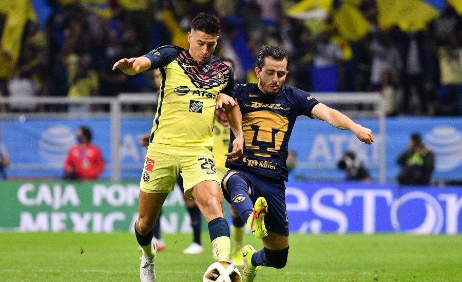 Mauro Lainez disputa el balón con Alan Mozo