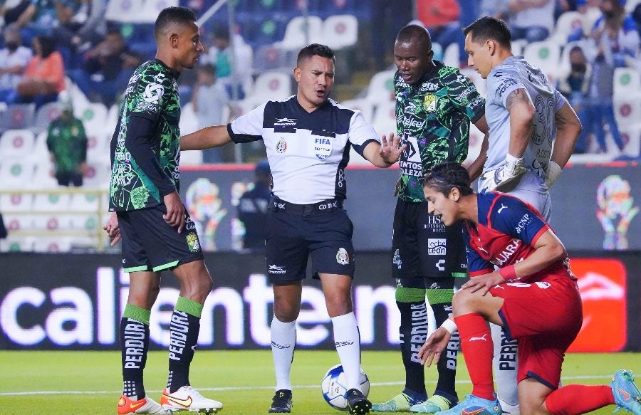 El Cantante Guerrero durante el León vs Chivas