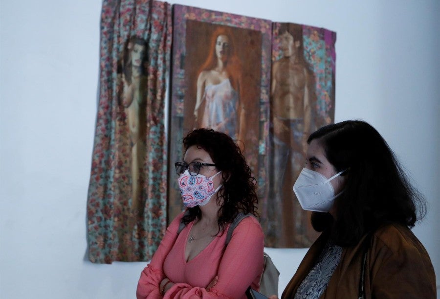 Mexicanas con cubrebocas en exposición