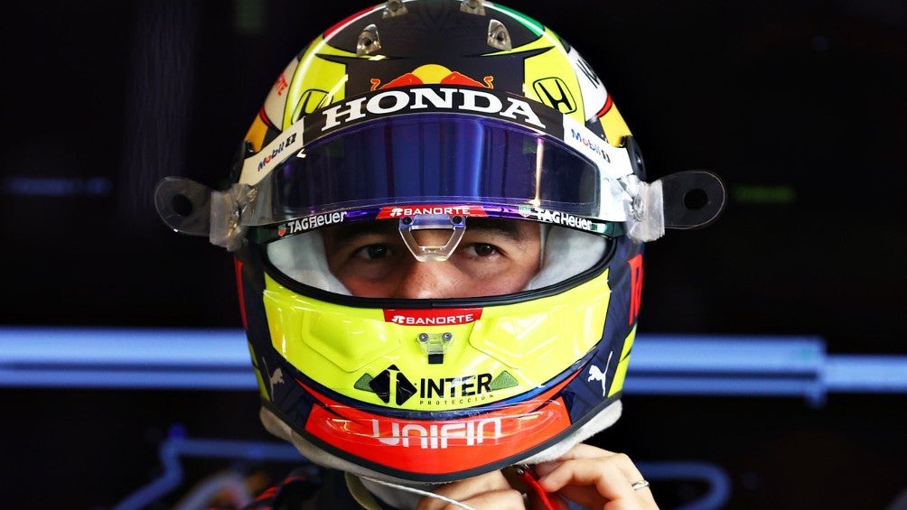 Checo Pérez con la indumentaria 2021