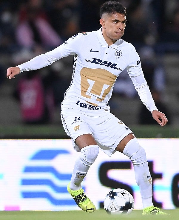 Ricardo Galindo en acción con Pumas