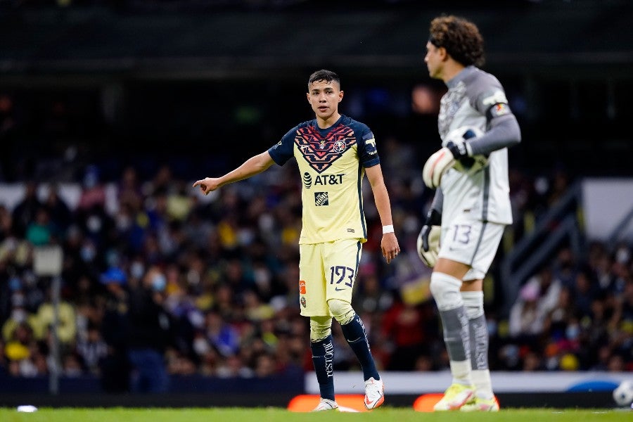 Emilio Lara durante un partido con América