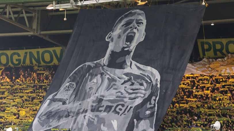 Hinchas rinden tributo a Emiliano Sala tras su muerte en 2019 