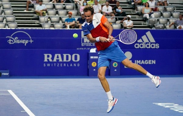 Daniil Medvedev en acción en el Abierto Mexicano de Tenis