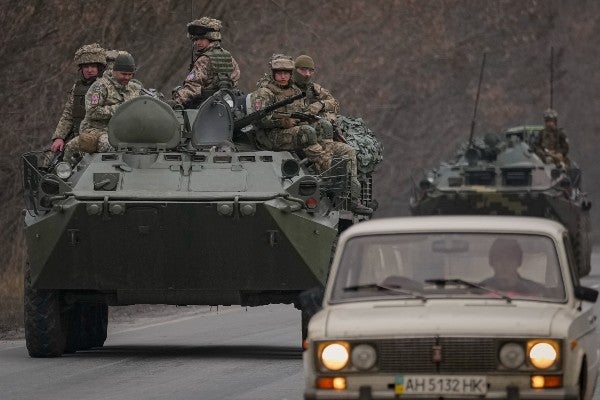 Militares ucranianos se mueven en vehículos blindados