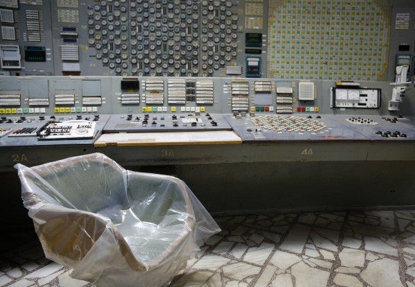 Sala de control vacía del tercer reactor en la planta nuclear de Chernóbil