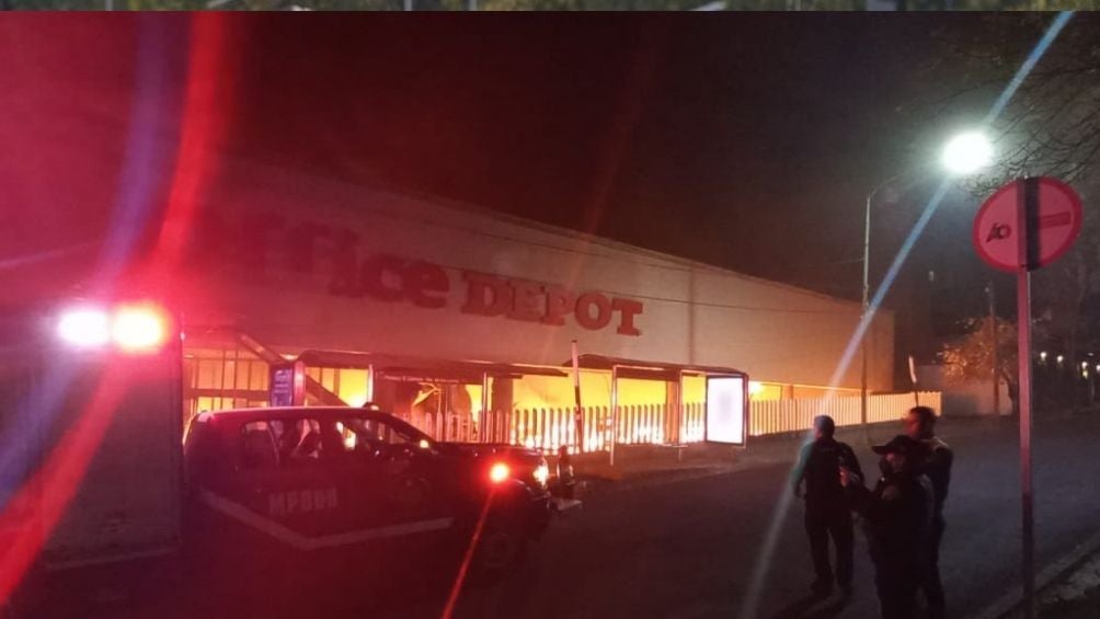 Incendio en Office Depot fue controlado por bomberos; no se reportaron  heridos