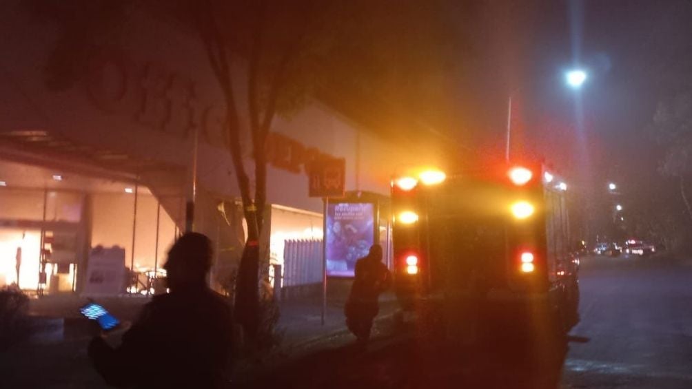 Incendio en Office Depot fue controlado por bomberos; no se reportaron  heridos