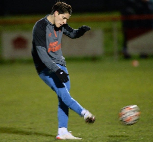 Santiago Muñoz en calentamiento con Newcastle United