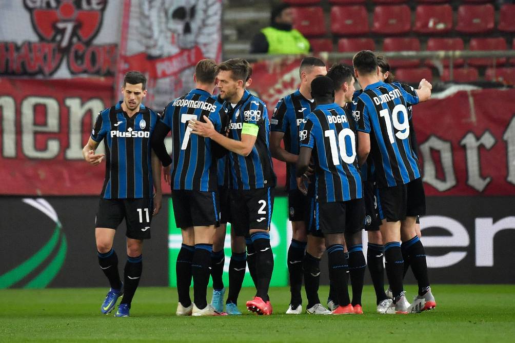 Jugadores del Atalanta festejan victoria vs Olympiacos