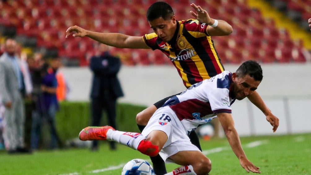 Pelea por el balón en un Leones Negros vs Atlante