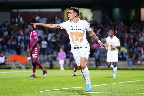 Juan Ignacio Dinenno scores for Saprissa