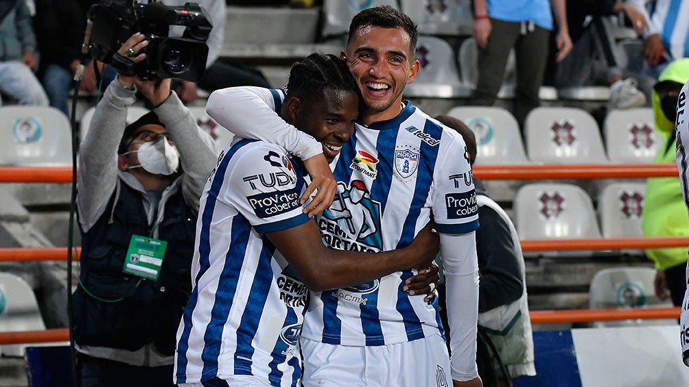 Jugadores de Pachuca festejan un gol