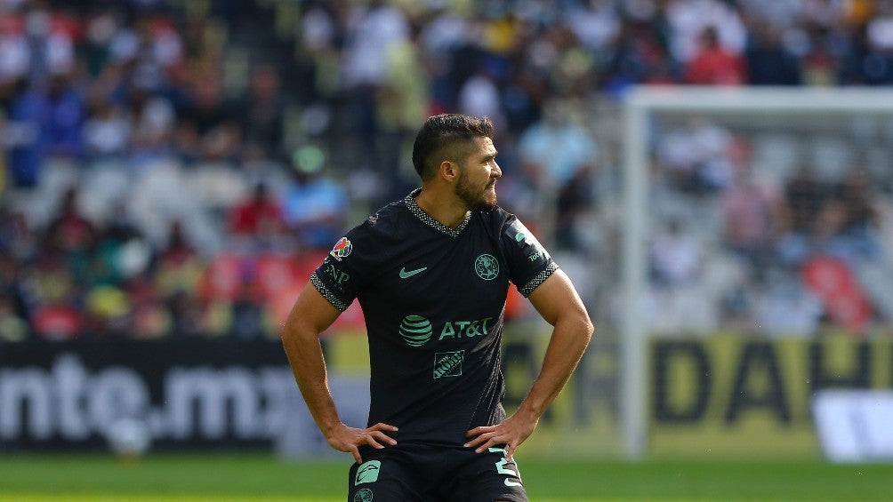 Henry Martín durante un partido con América