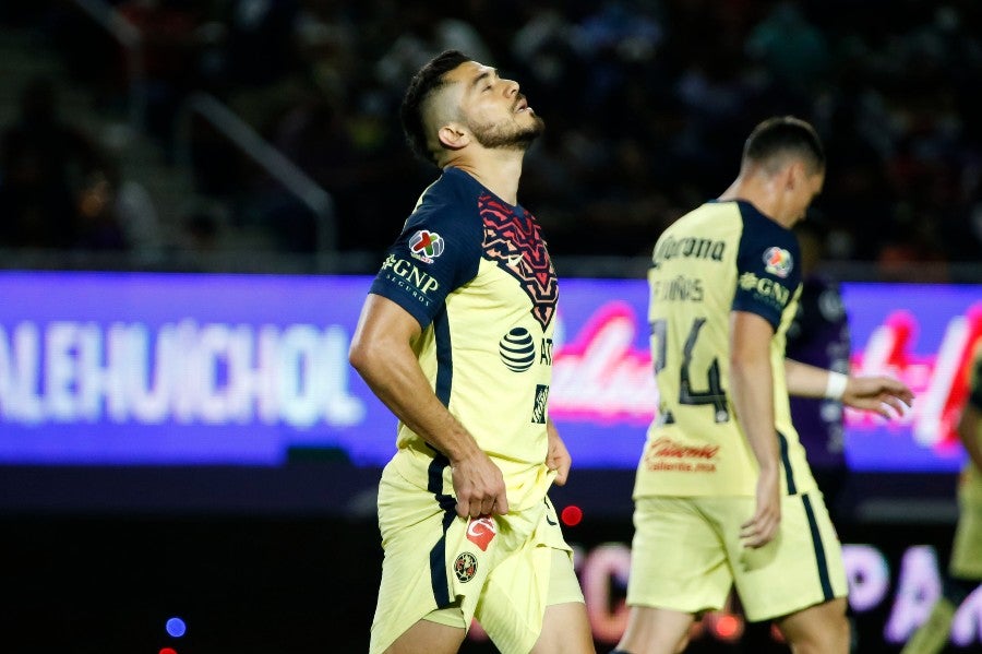 Henry Martín durante un partido con América