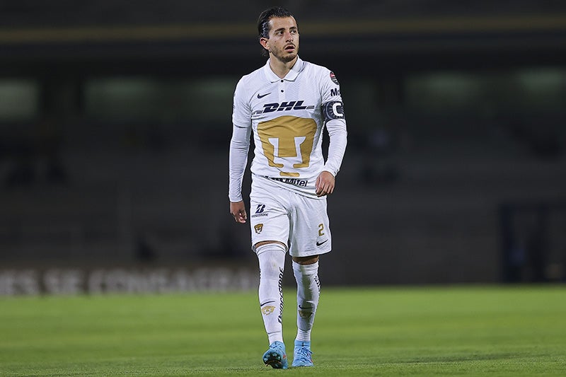 Alan Mozo durante un duelo con Pumas 