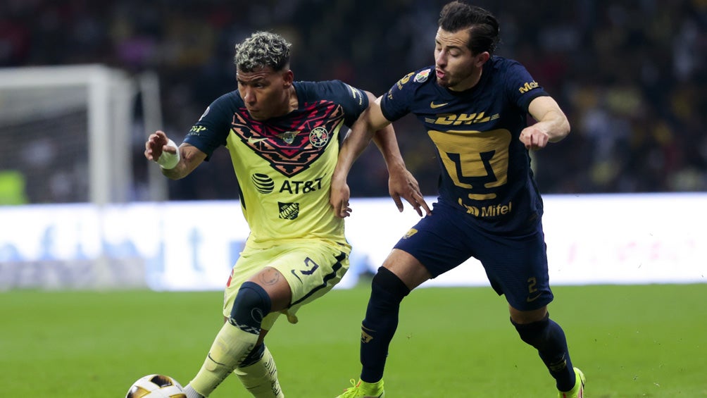 Roger y Mozo pelean un balón en el Clásico 