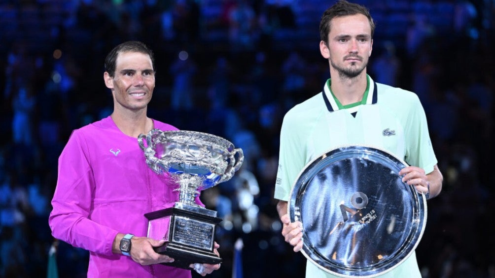 Rafa Nadal posa junto a Daniil Medvedev en el Australia Open