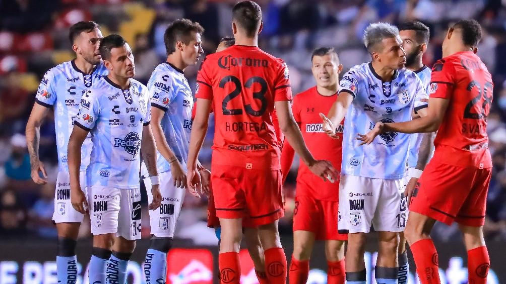 Jugadores de Querétaro y Toluca durante partido de la Liga MX