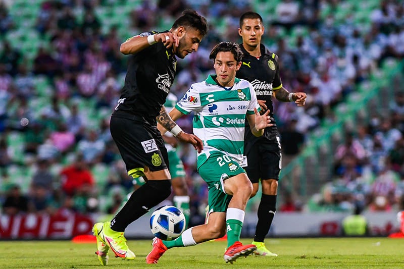 Vega y Carrillo pelean un balón en el TSM