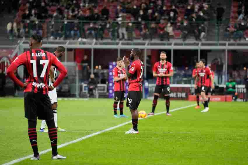 Jugadores de Milan tras el empate de Udinese 