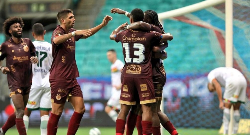 Jugadores del Bahía festejando un gol