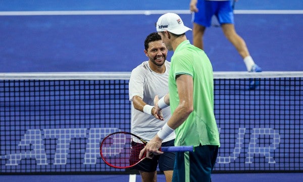 Hans Hach Verdugo junto a John Isner