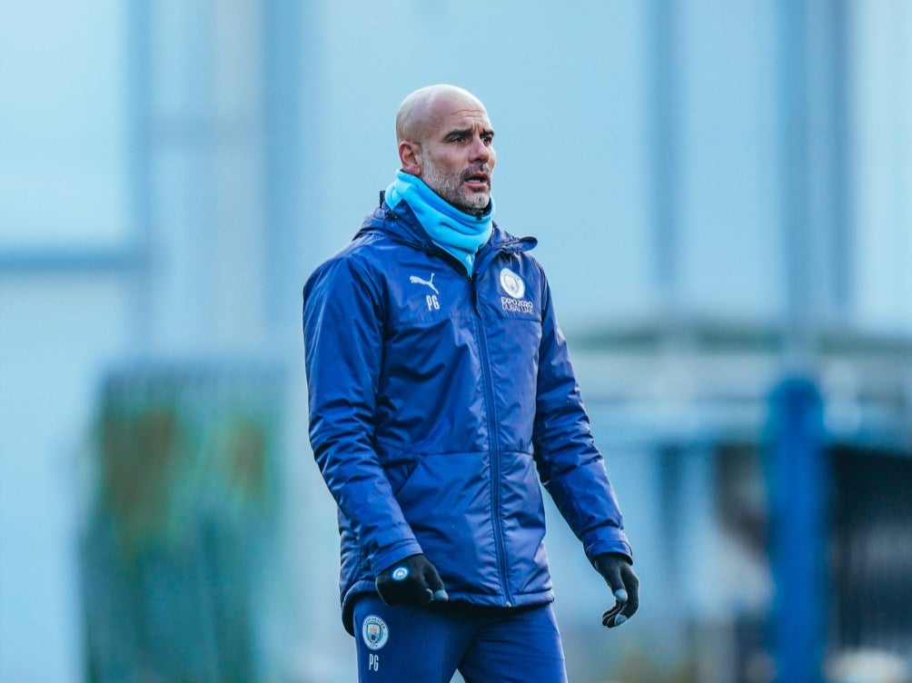 Pep Guardiola en entrenamiento del City