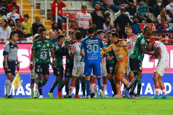 Jugadores de Necaxa y León se enfrentan