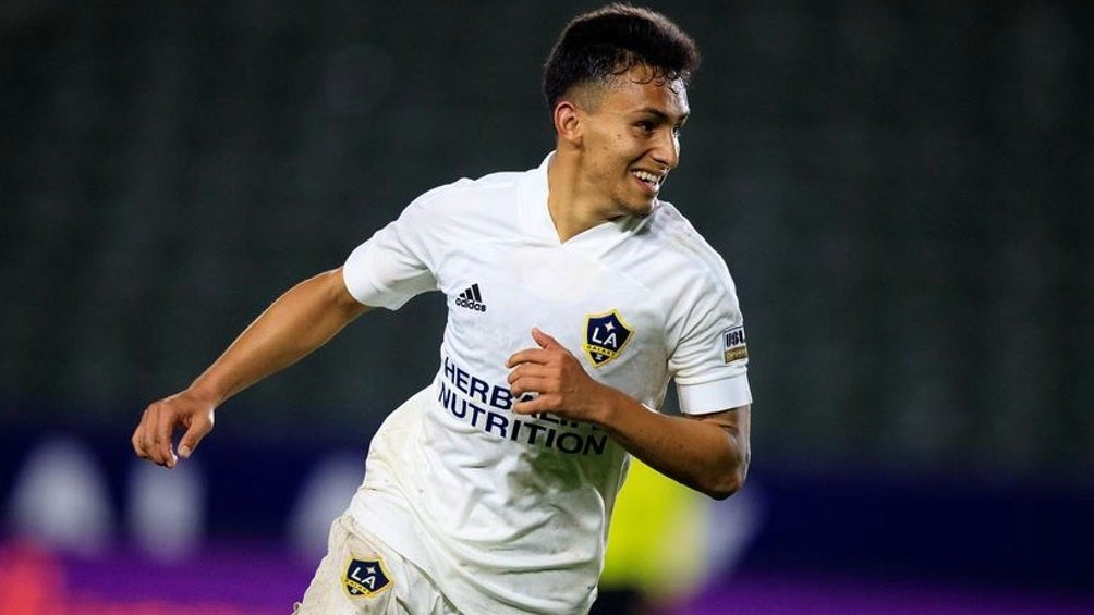 Jorge Hernández jugando partido con LA Galaxy