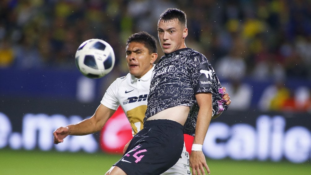 Ricardo Galindo jugando partido amistoso con Pumas vs América