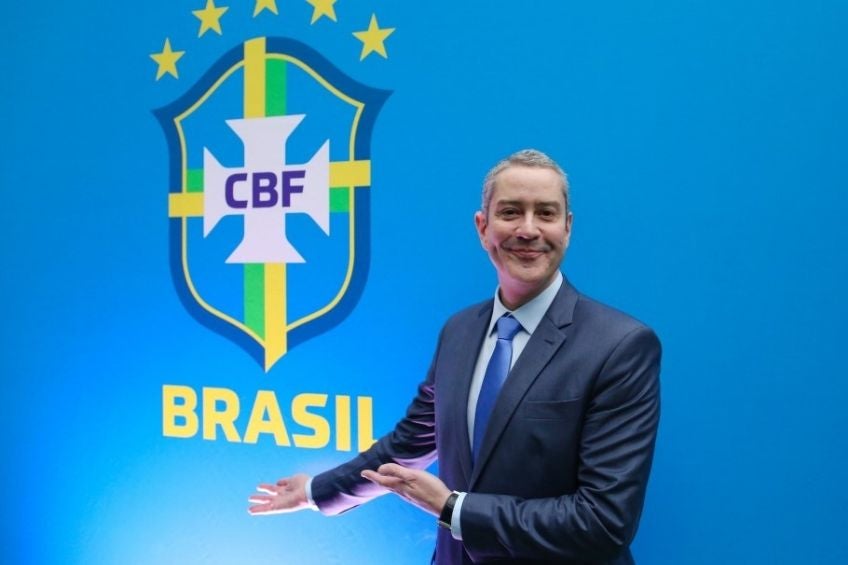 Rogerio Caboclo junto al escudo de la CBF