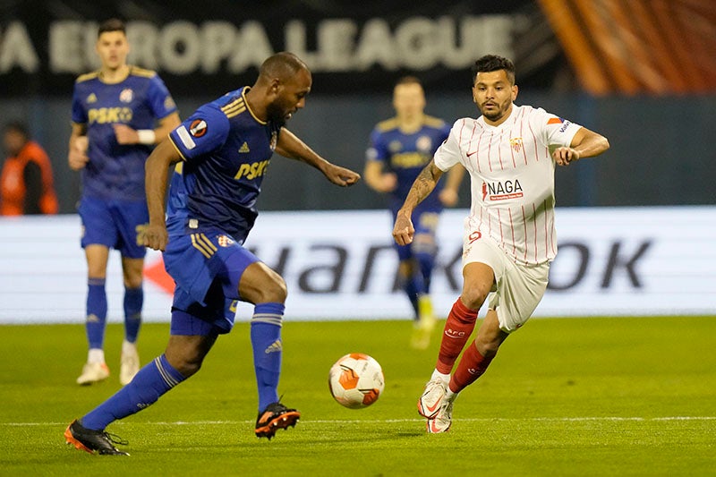 Tecatito durante un duelo con el Sevilla