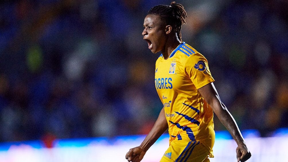 Uchenna Kanu jugando partido en la Liga MX Femenil con Tigres