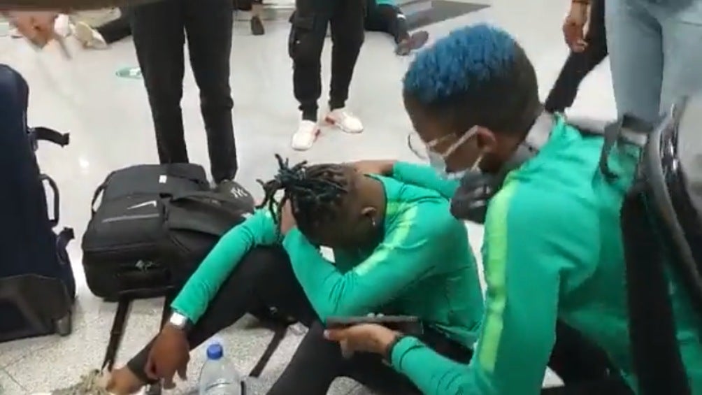 Uchenna Kanu al borde del llanto en el aeropuerto de Nigeria