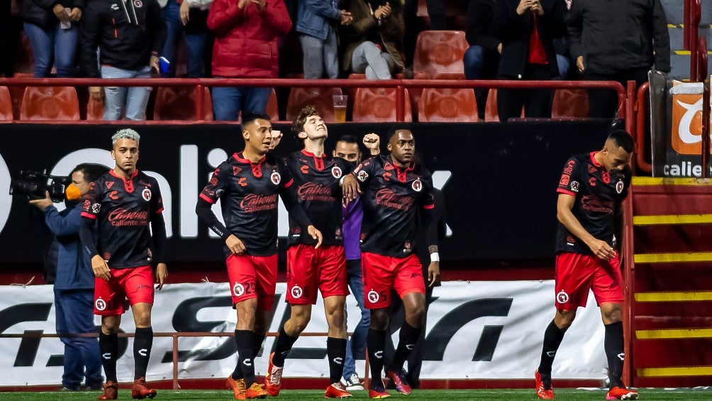 Jugadores de Xolos festejando un gol vs Atlas