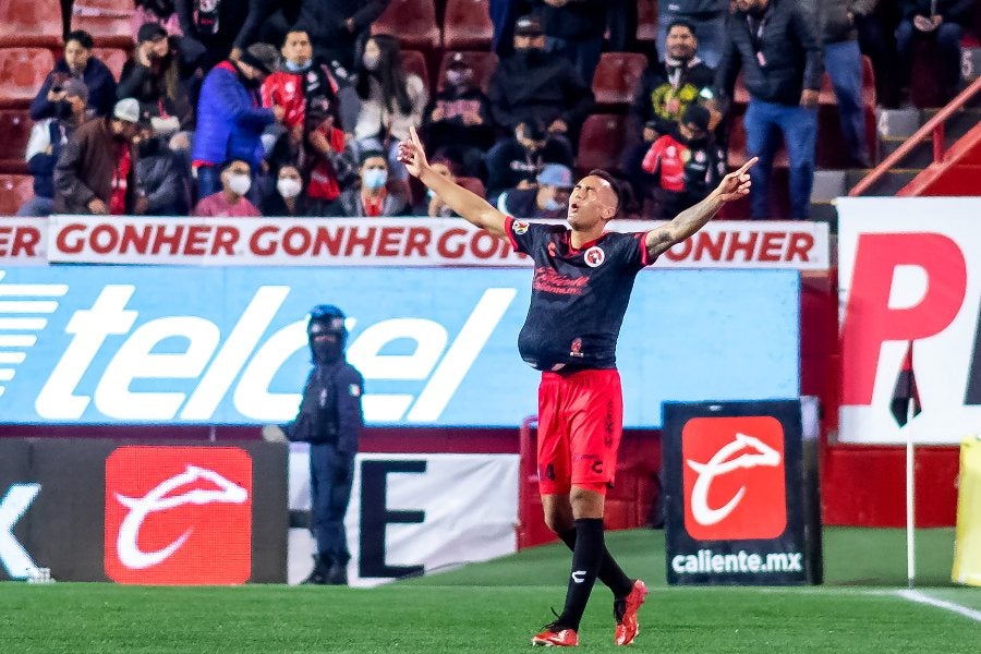 Christian Rivera celebra su gol ante Atlas