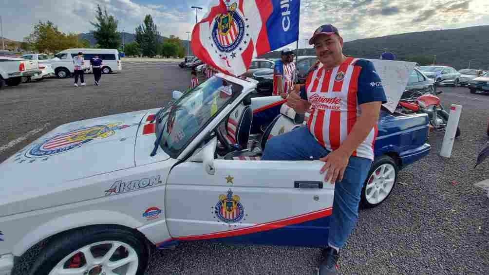 Aficionado de Chivas tuneó su vehículo con los colores Rojiblancos 