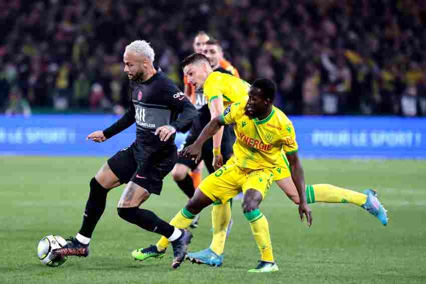 Neymar estrenando sus botines vs Saint-Étienne