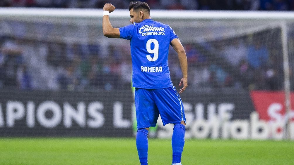 Ángel Romero festejando gol con Cruz Azul en la Concachampions