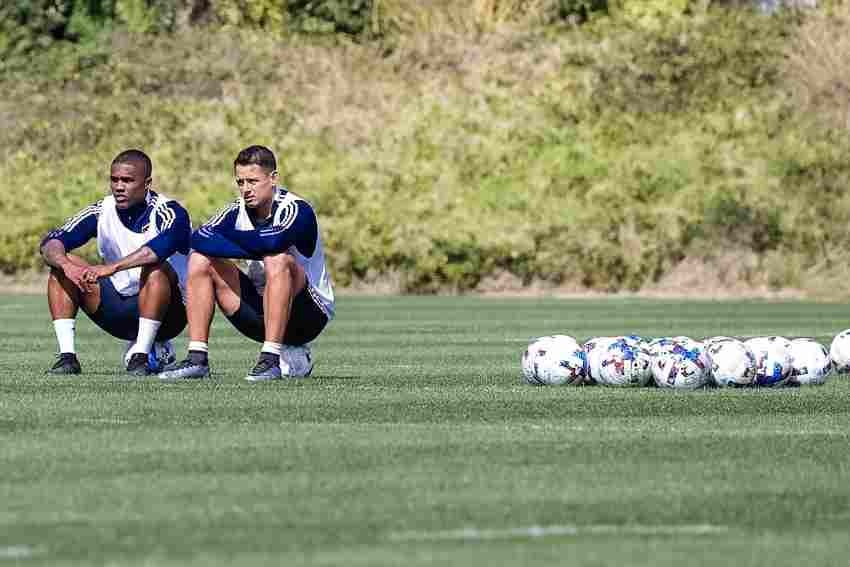 Douglas Costa y Chicharito en un entrenamiento de LA Galaxy