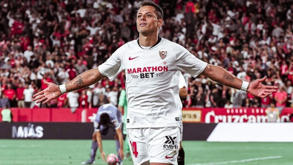 Chicharito Hernández festejando gol con el Sevilla en LaLiga