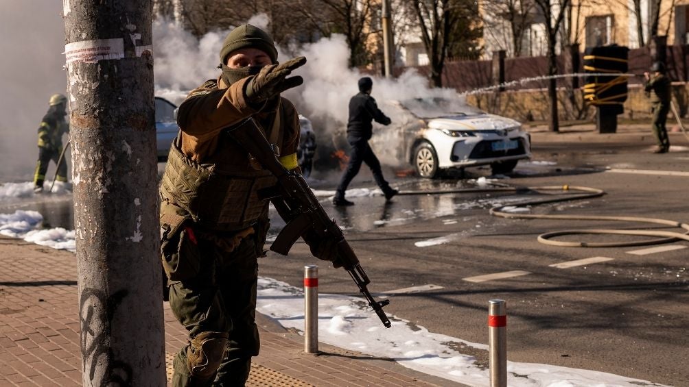 Soldado ucraniano toma posición en las calles de Kiev