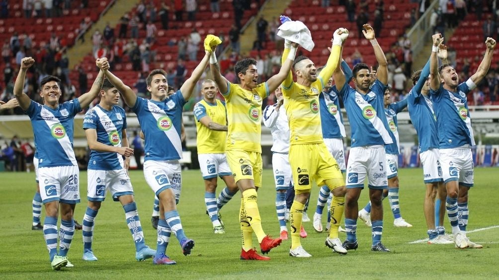 Jugadores del Puebla festejan tras el final 