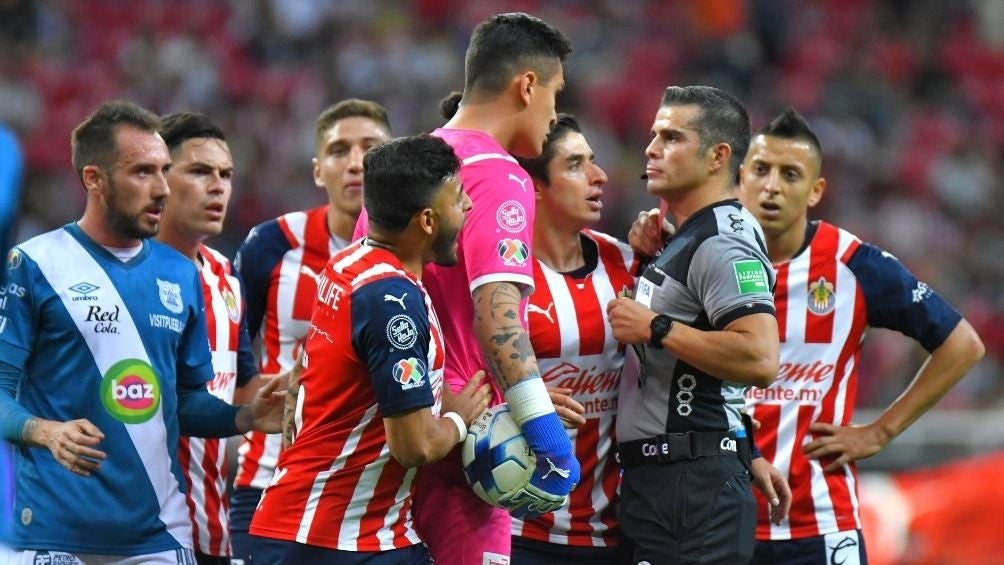 Jugadores de Chivas encaran al árbitro