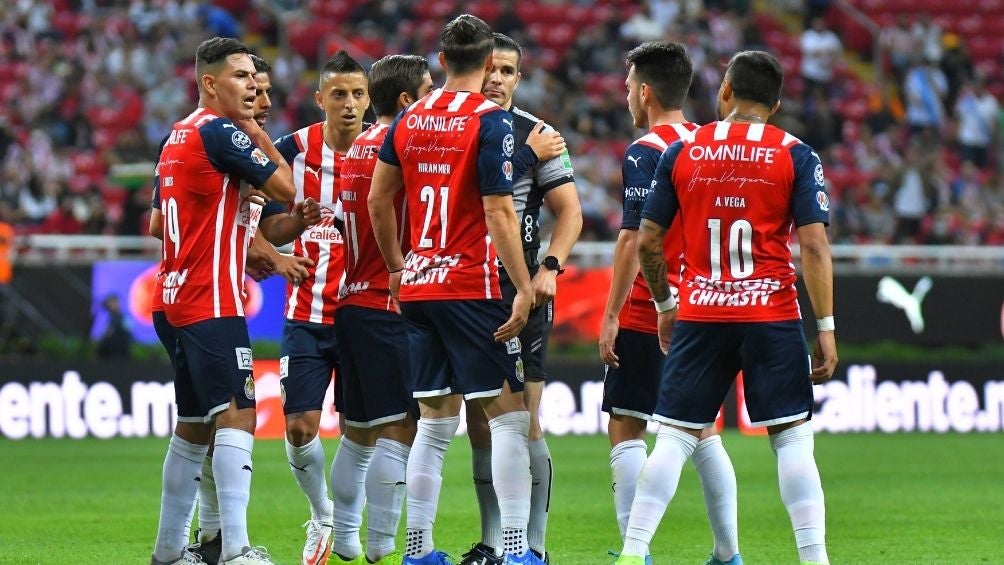 Jugadores de Chivas encaran al árbitro