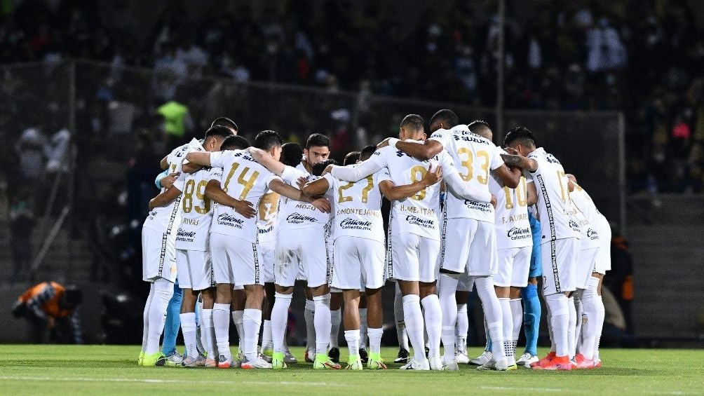 Jugadores de Pumas durante un partido 